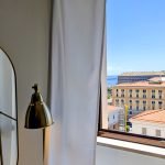 finestra vista mare e città